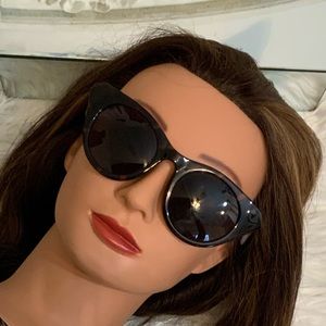 Issac Mizrahi Round Sunglasses Shades Sunnies